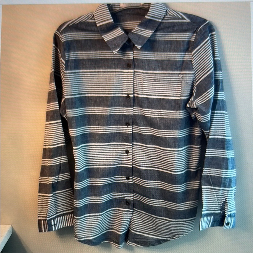 Solitaire Button Down Shirt Size Medium - image 1